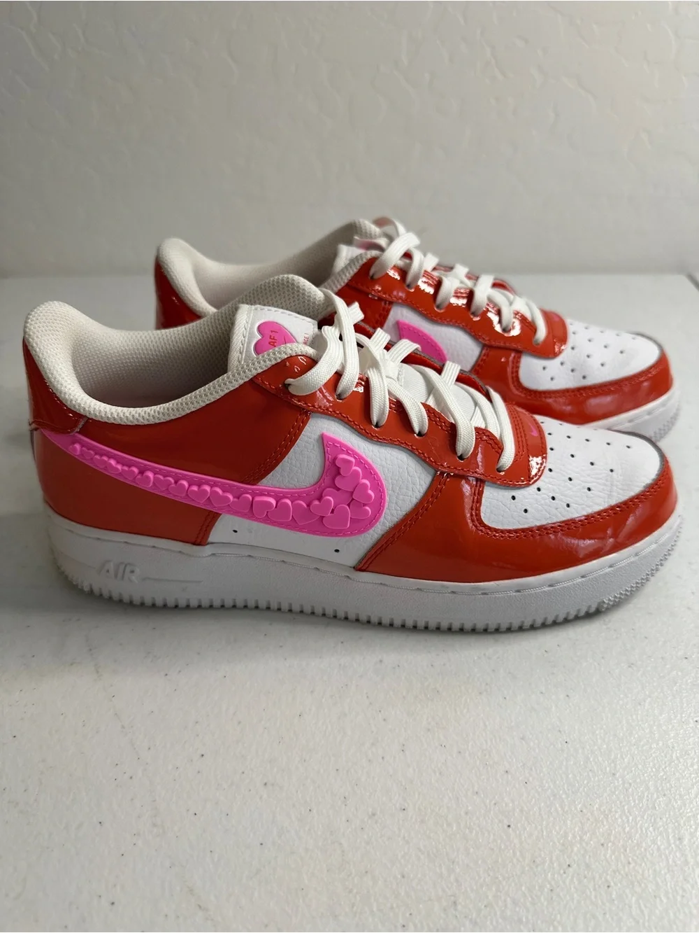 Nike Air Force 1 LV8 - Low-Top Sneakers in Red with Pink Heart Swoosh